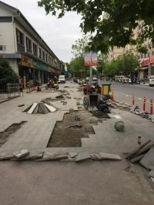 迅速整修违停损坏路面，居民纷纷点赞！