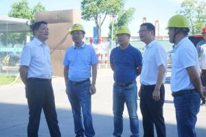 集团党委书记、董事长周建新一行赴工地慰问公司高温下坚守岗位的建设